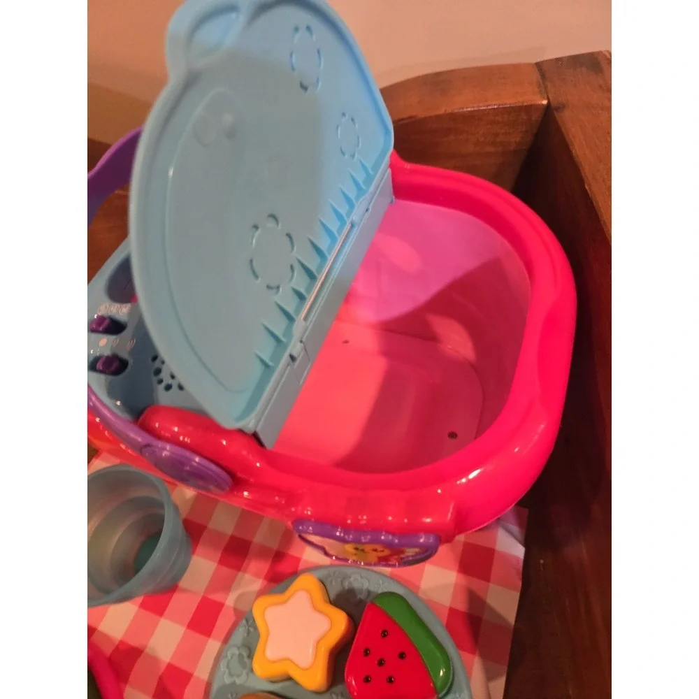 LeapFrog Shapes and Sharing  Interactive Picnic Basket (Pink) P13